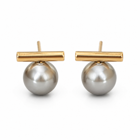 Iris Earrings in 18K gold-plated stainless steel with pearl, worn