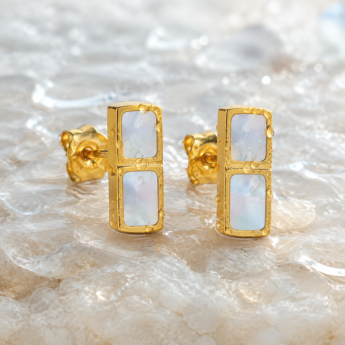 Sydney Earring in 18K gold-plated stainless steel with shell, splashed with water